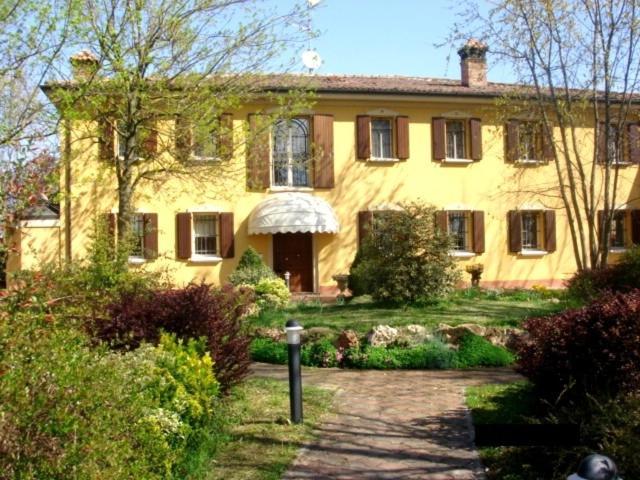 La Corte Del Cavaliere Bed & Breakfast Calderara di Reno Bagian luar foto